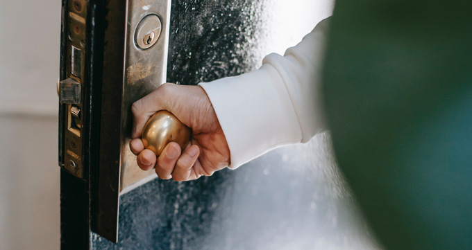 不是吧?懶到不想反鎖?