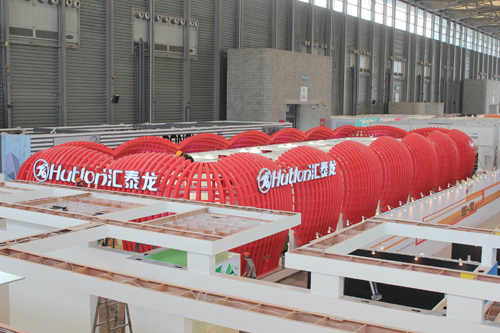 從展館頂上觀看,匯泰龍展館分外搶眼