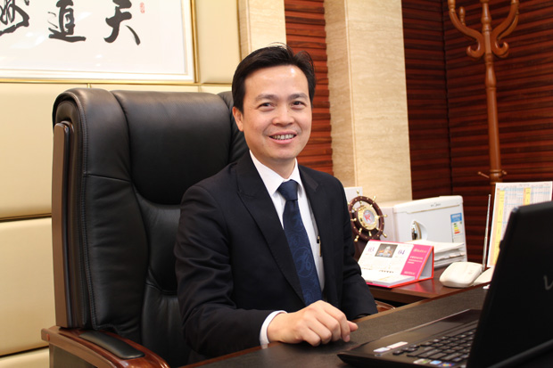 2013新春賀詞:匯泰龍董事長陳鴻填《榮光與責(zé)任》