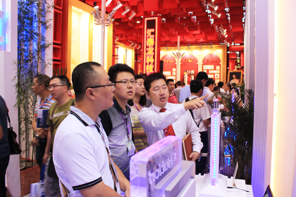 科技五金倡導者—匯泰龍“龍?映輝”主題展亮相廣州建博會