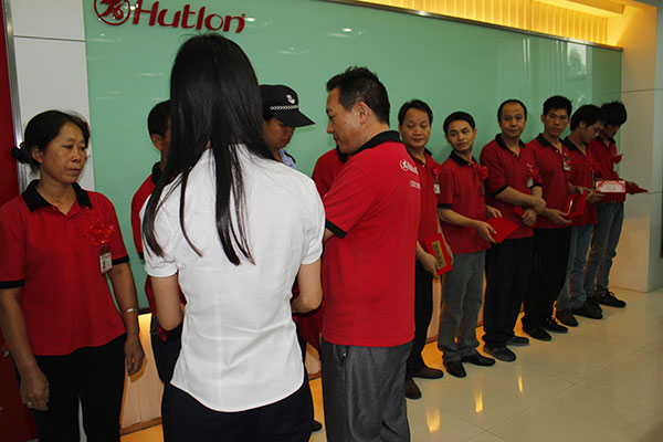 生產(chǎn)管理部張經(jīng)理為員工頒發(fā)證書(shū)